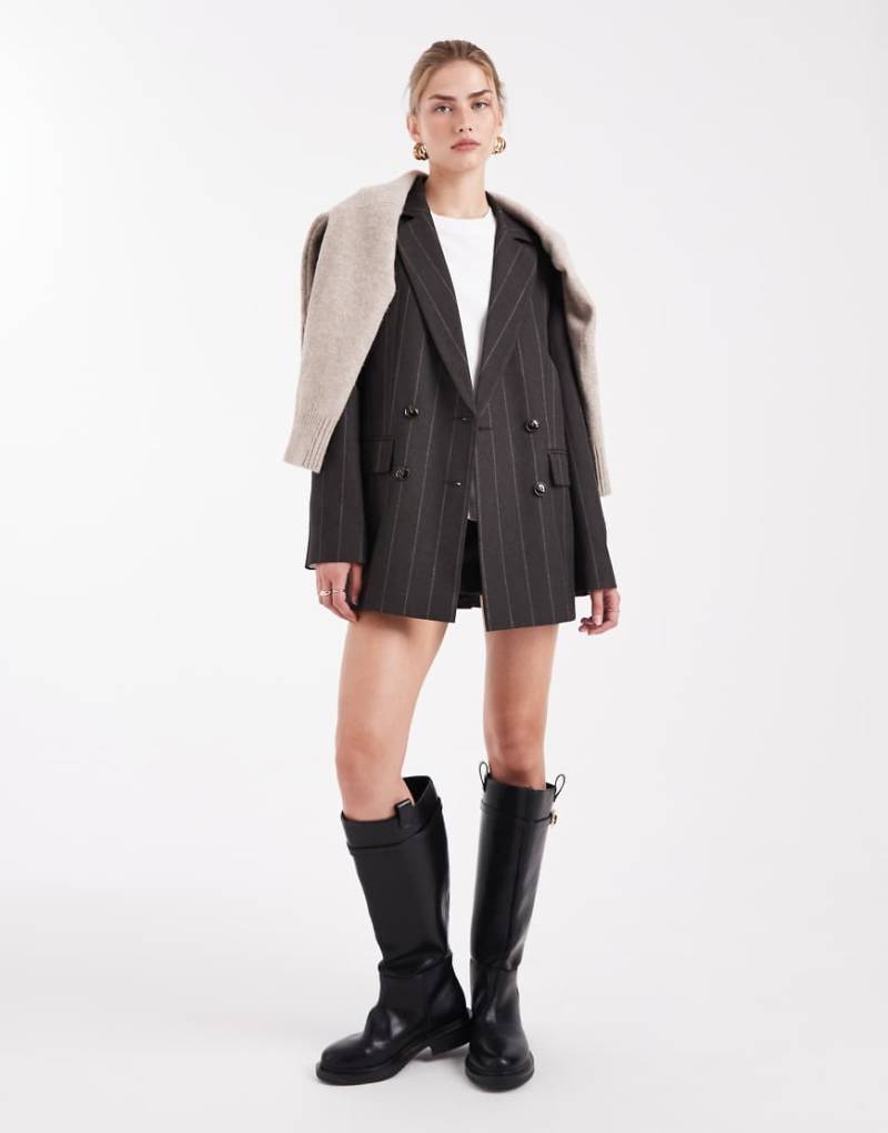 Miss Selfridge - Zweireihiger Oversize-Blazer aus angerautem Material in Grau mit Nadelstreifen, Kombiteil-Brown von Miss Selfridge