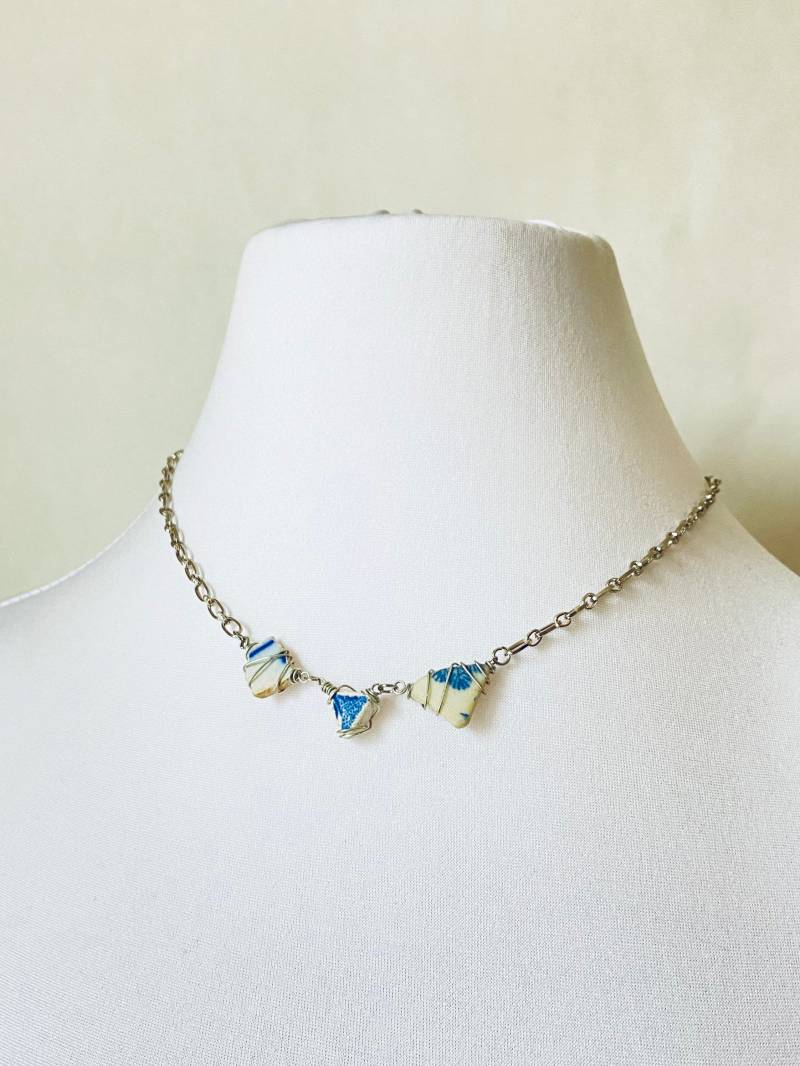 Zerbrochener Geschirrdraht Gewickelt Seeglas Keramik Halskette Zerbrochener Geschirrdraht Gewickelt Seeglas Keramik Halskette von MissAnnaLeighJewelry