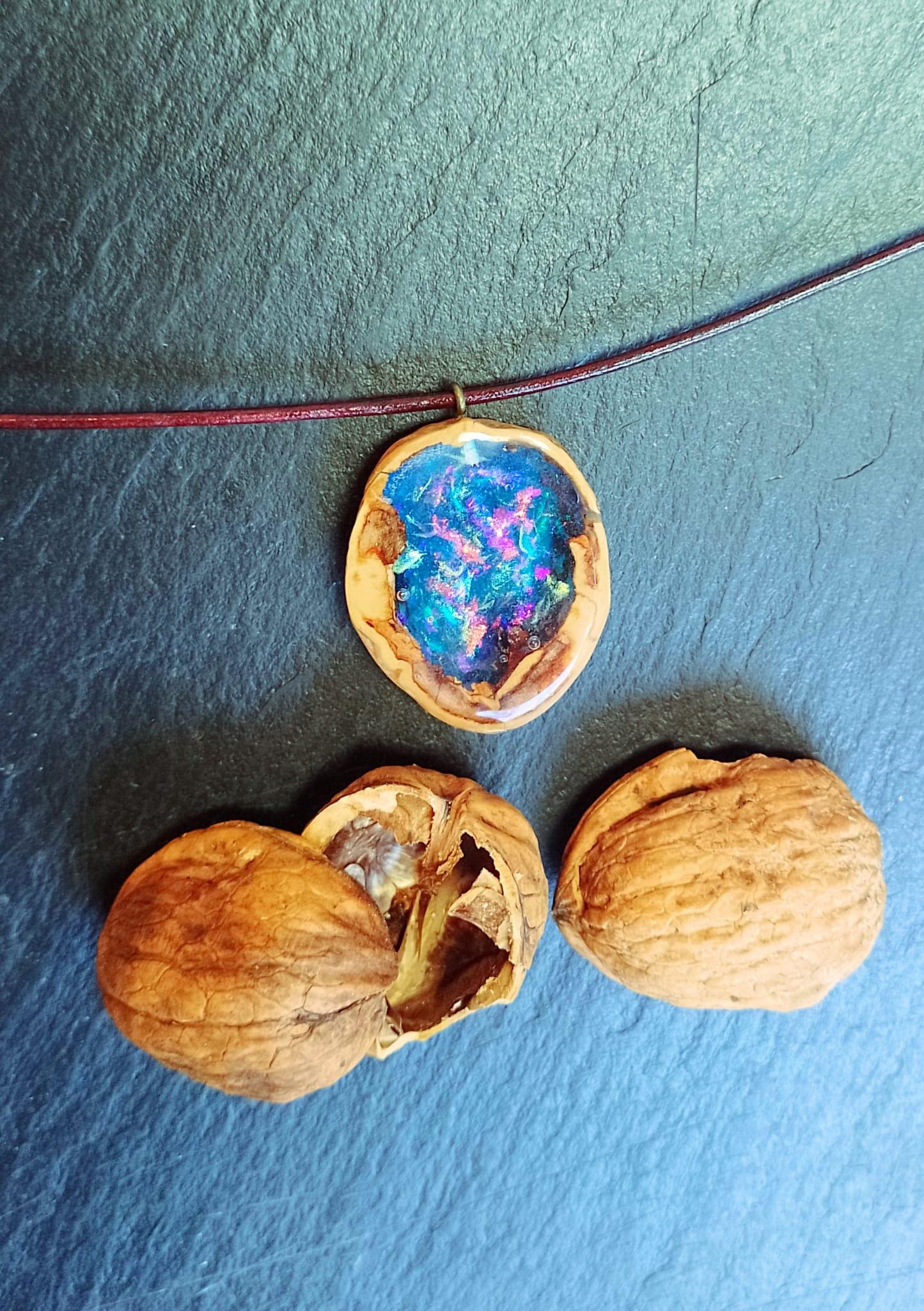 Außergewöhnlicher Artopal Anhänger "Walnut Universe" Mit Lederband Außergewöhnlicher Artopal Anhänger "Walnut Universe" Mit Lederband von MissArtOpal