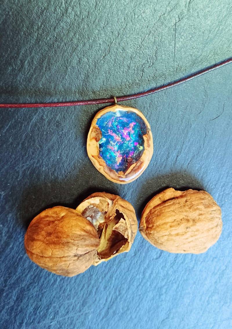 Außergewöhnlicher Artopal Anhänger "Walnut Universe" Mit Lederband Außergewöhnlicher Artopal Anhänger "Walnut Universe" Mit Lederband von MissArtOpal