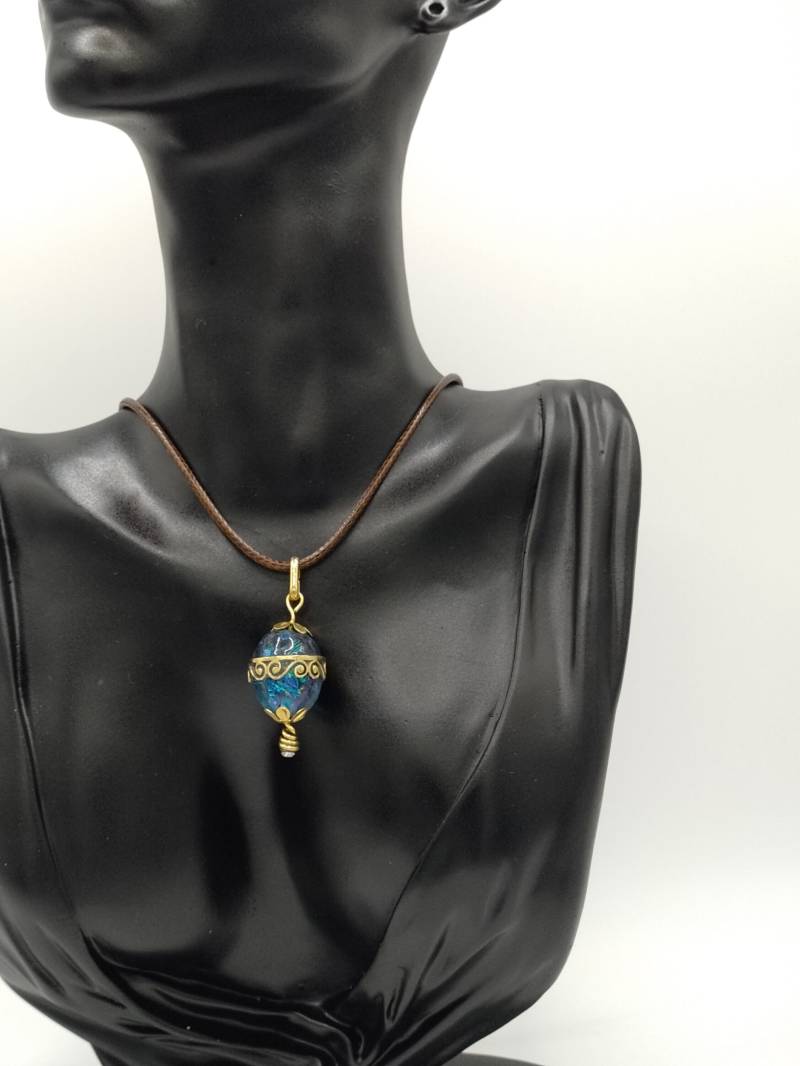 Blaue Artopal Perle Mit Braunem Lederband Blaue Artopal Perle Mit Braunem Lederband von MissArtOpal