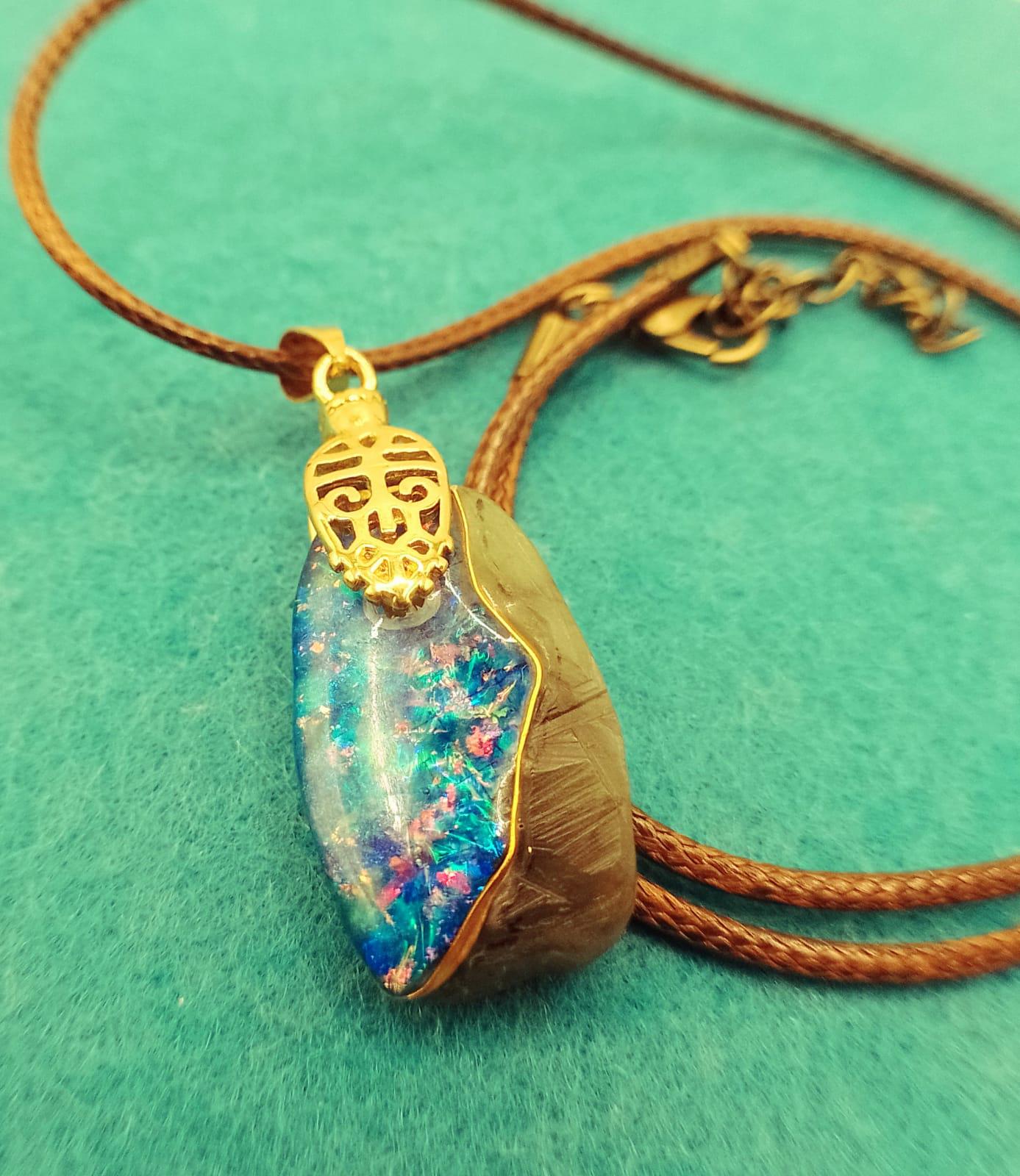 Blauer Artopal-Speckstein-Anhänger Mit Vergoldeten Anhängerschlaufe Blauer Artopal-Speckstein-Anhänger Mit Vergoldeten Anhängerschlaufe von MissArtOpal