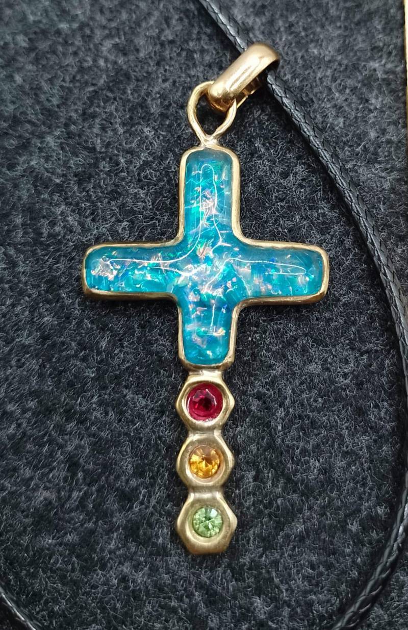 Blaues Artopal Kreuz | Mit Rotem, Gelbem Und Grünem Stein Blaues Artopal Kreuz | Mit Rotem, Gelbem Und Grünem Stein von MissArtOpal