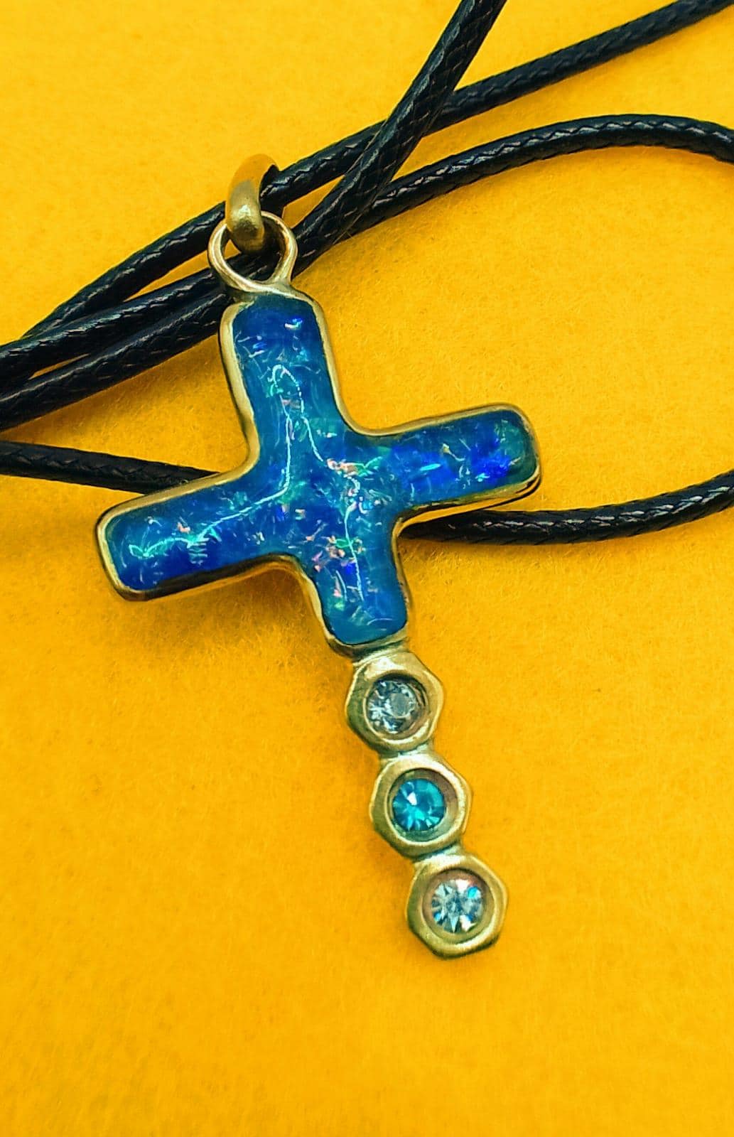Blaues Artopal Kreuz Mit Schwarzem Lederband Blaues Artopal Kreuz Mit Schwarzem Lederband von MissArtOpal