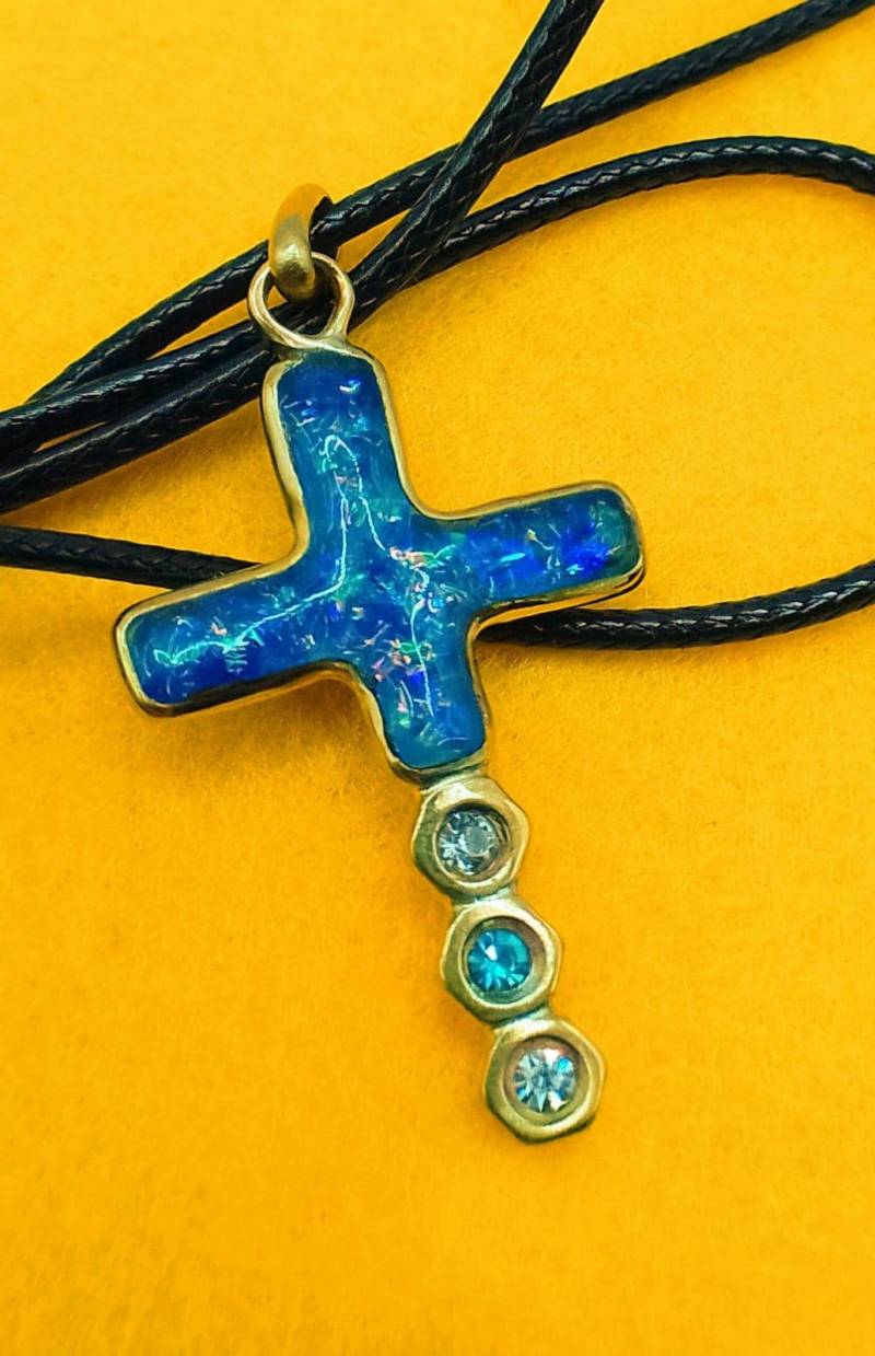 Blaues Artopal Kreuz Mit Schwarzem Lederband von MissArtOpal