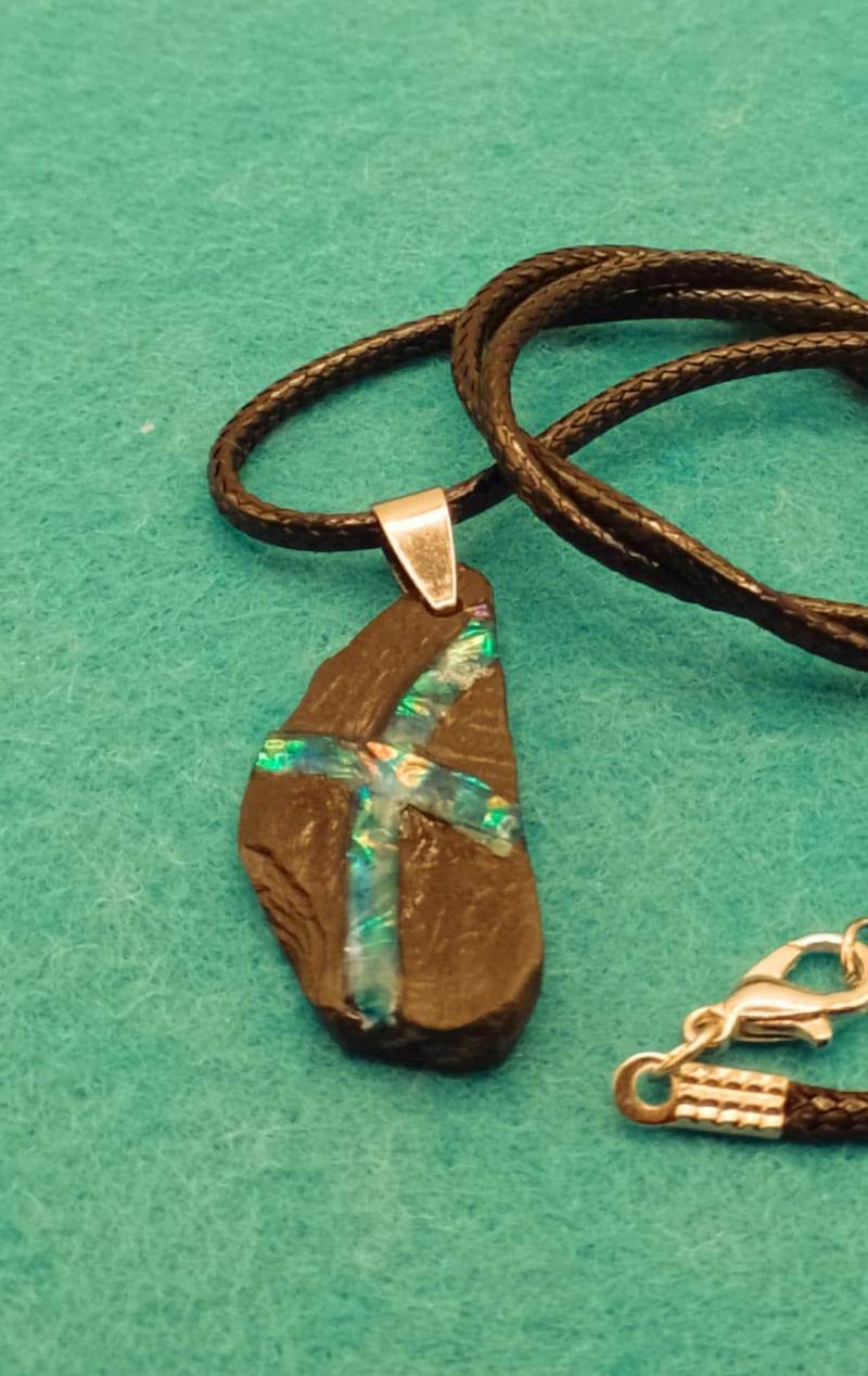 Cooler Blauer Schiefer Kreuzanhänger Mit Artopal Inlay Cooler Blauer Schiefer Kreuzanhänger Mit Artopal Inlay von MissArtOpal
