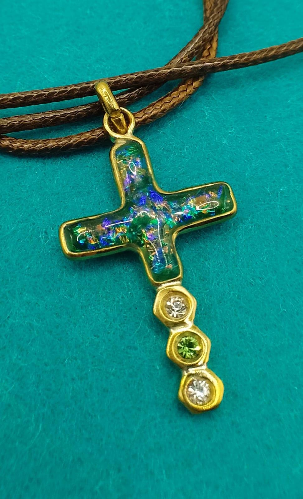 Grünes Artopal Kreuz Mit Braunem Lederband von MissArtOpal
