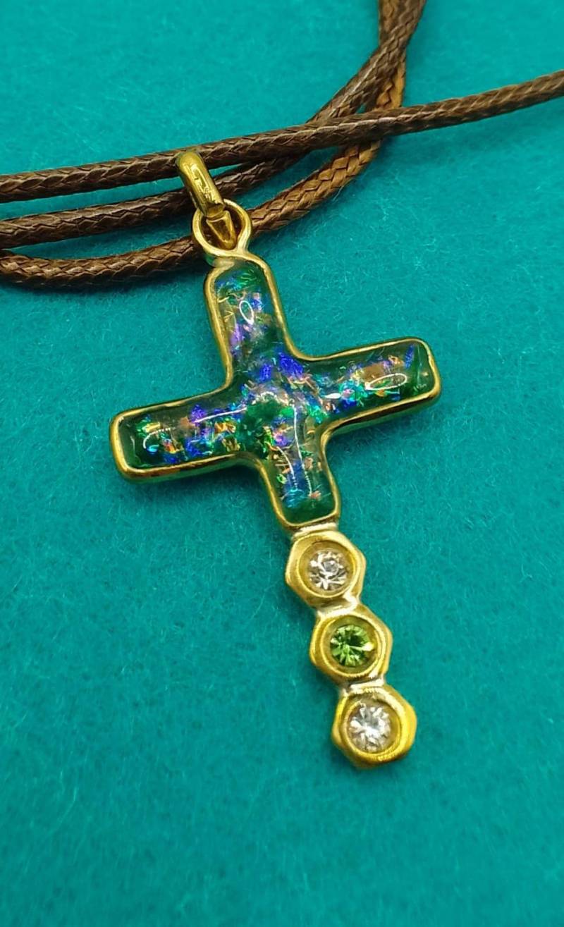 Grünes Artopal Kreuz Mit Braunem Lederband von MissArtOpal