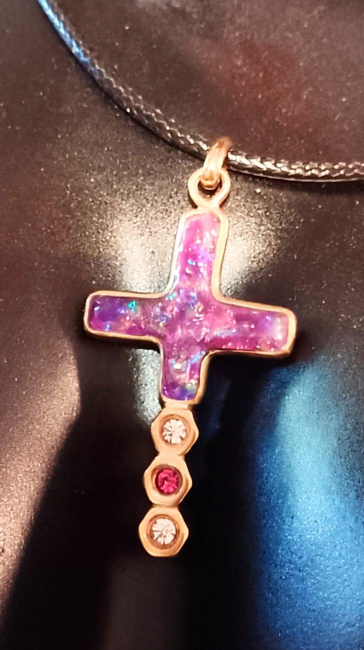 Lila Artopal Kreuz Mit Schwarzem Lederband Lila Artopal Kreuz Mit Schwarzem Lederband von MissArtOpal