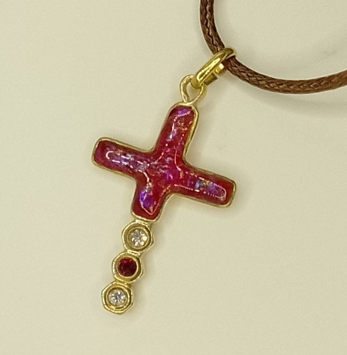 Rotes Artopal Kreuz Mit Braunem Lederband Rotes Artopal Kreuz Mit Braunem Lederband von MissArtOpal