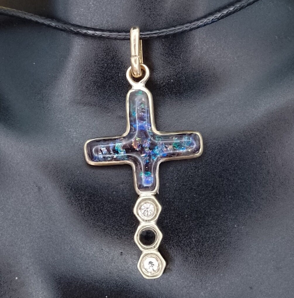 Schwarzes Artopal Kreuz Mit Schwarzem Lederband Schwarzes Artopal Kreuz Mit Schwarzem Lederband von MissArtOpal