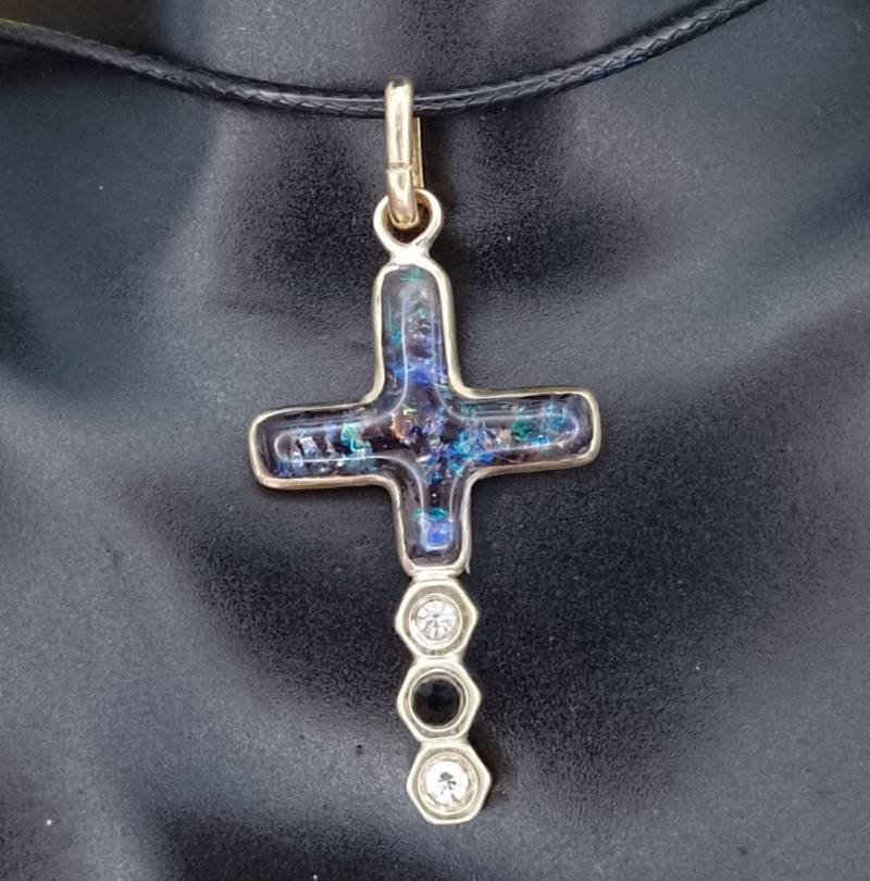 Schwarzes Artopal Kreuz Mit Schwarzem Lederband von MissArtOpal