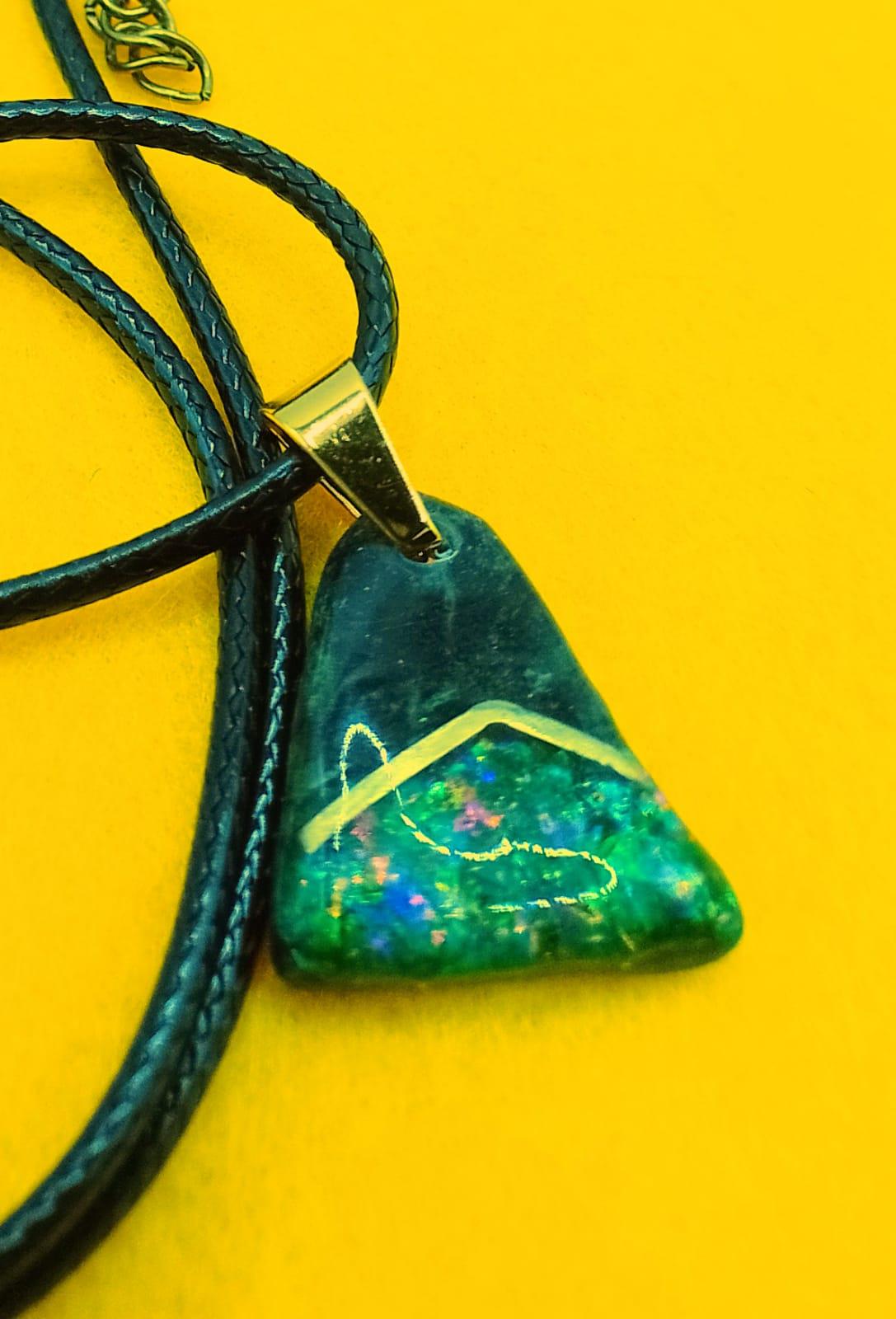Serpentin Anhänger „Magic Wood" Mit Grünem Artopal Serpentin Anhänger „Magic Wood" Mit Grünem Artopal von MissArtOpal