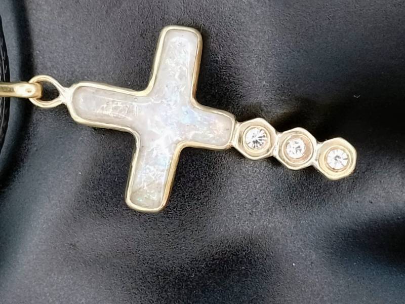 Weißes Artopal Kreuz Mit Schwarzem Lederband Weißes Artopal Kreuz Mit Schwarzem Lederband von MissArtOpal