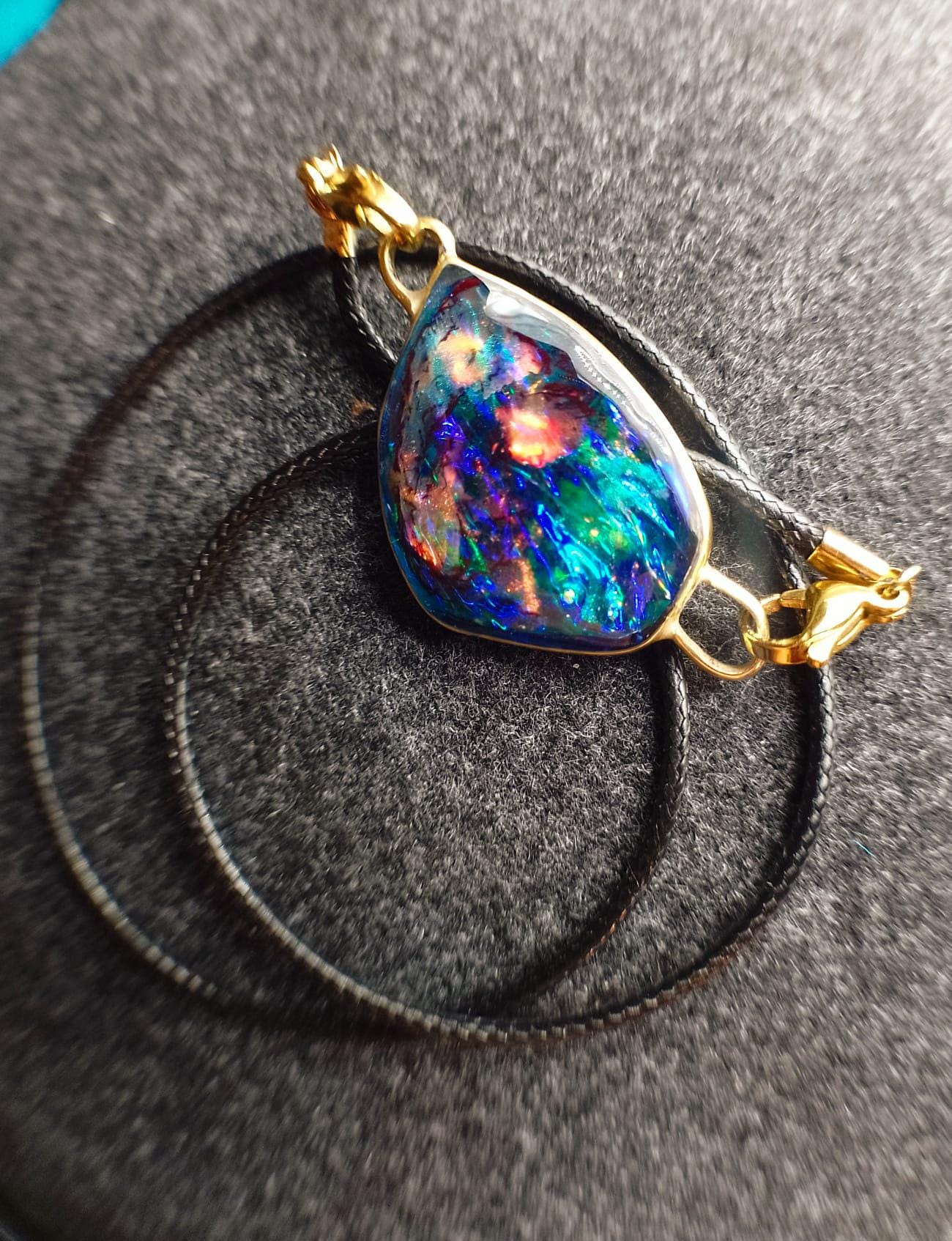 Wunderschöner Artopal Anhänger „Picassos Smile" in Blauen Und Bunten Farben. Er Erinnert Den Betrachter An Picassos Bilder von MissArtOpal