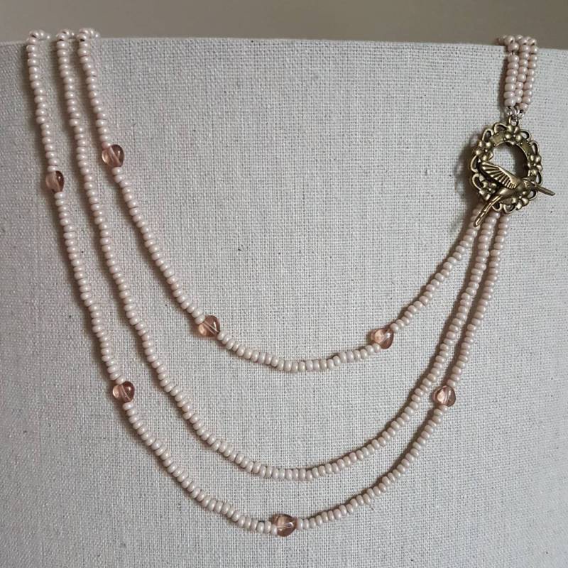 Kette - Rosa Herzen Und Perlen Multi-strang Mit Knebelverschluss Verfügen Über Antike Bronze Vogel von MissBJewellery
