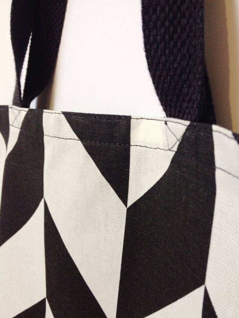 Kleine Tote Bag - Erdfreundliche Schwarz-Weiß Kipp-Diamanten-Tragetasche Markttasche Notizbuch Wiederverwendbare Einkaufstasche von MissCafecito