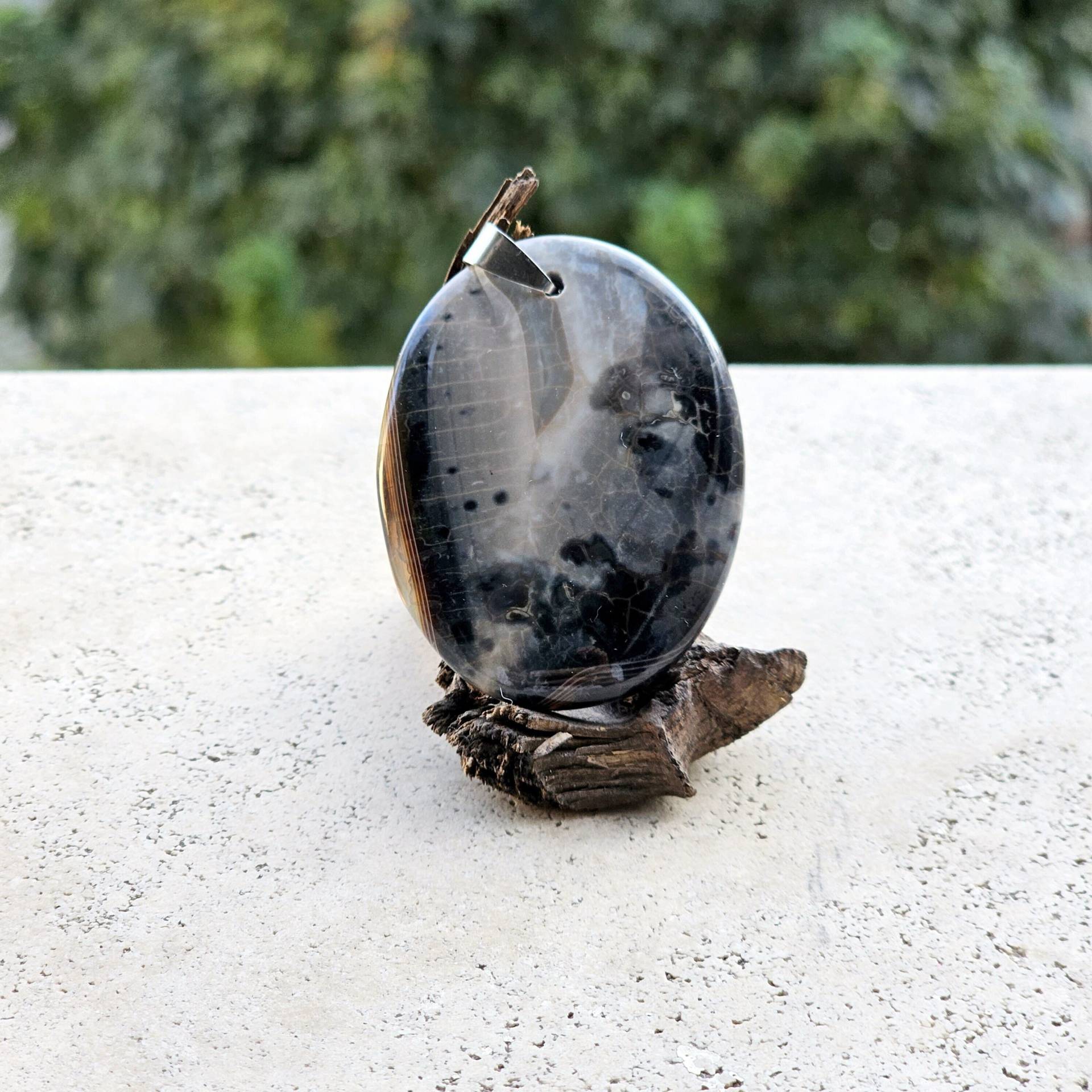 Grau - Weisser Achatanhänger Mit Edelstahlverschluss von MissCitizenJewelry