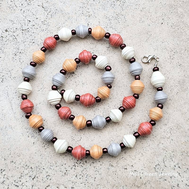 Halskette Mit Handgemachten Multicolor - Rot Weiß Orange Grau Recyclingpapier Und Glasperlen Dunkel Bronze von MissCitizenJewelry