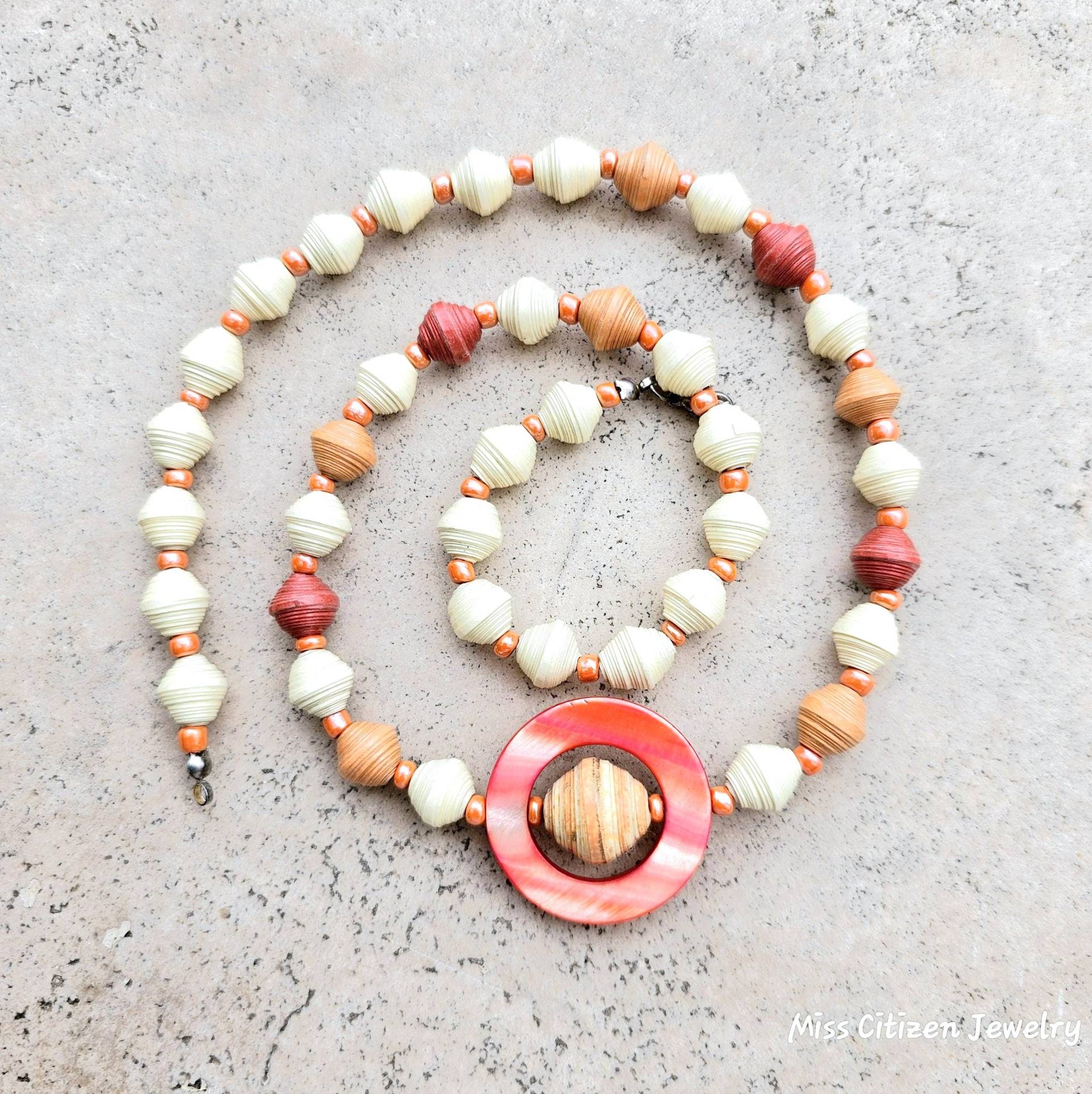 Halskette Mit Rot - Orange Gelben Recyclingpapier Perlen Und Perlmutt Kreis Anhänger von MissCitizenJewelry