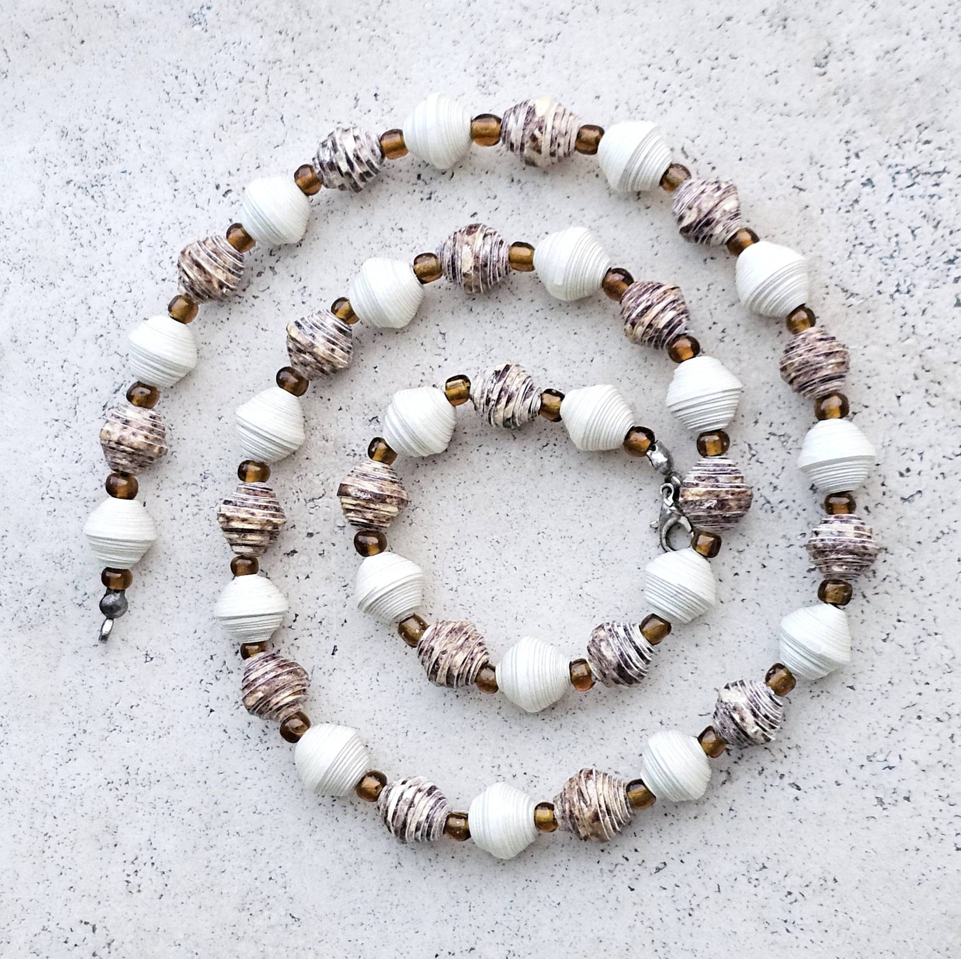 Handgemachte Halskette Aus Beige-Braunem, Weißem Recycling-Papier Und Dunkel-Honigfarbenen Glasperlen von MissCitizenJewelry