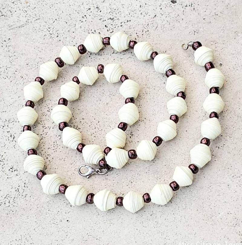 Kette Mit Cremefarbenen Handgeschöpften Recyclingpapierperlen Und Dunkelbronzenen Glas-Spacern von MissCitizenJewelry
