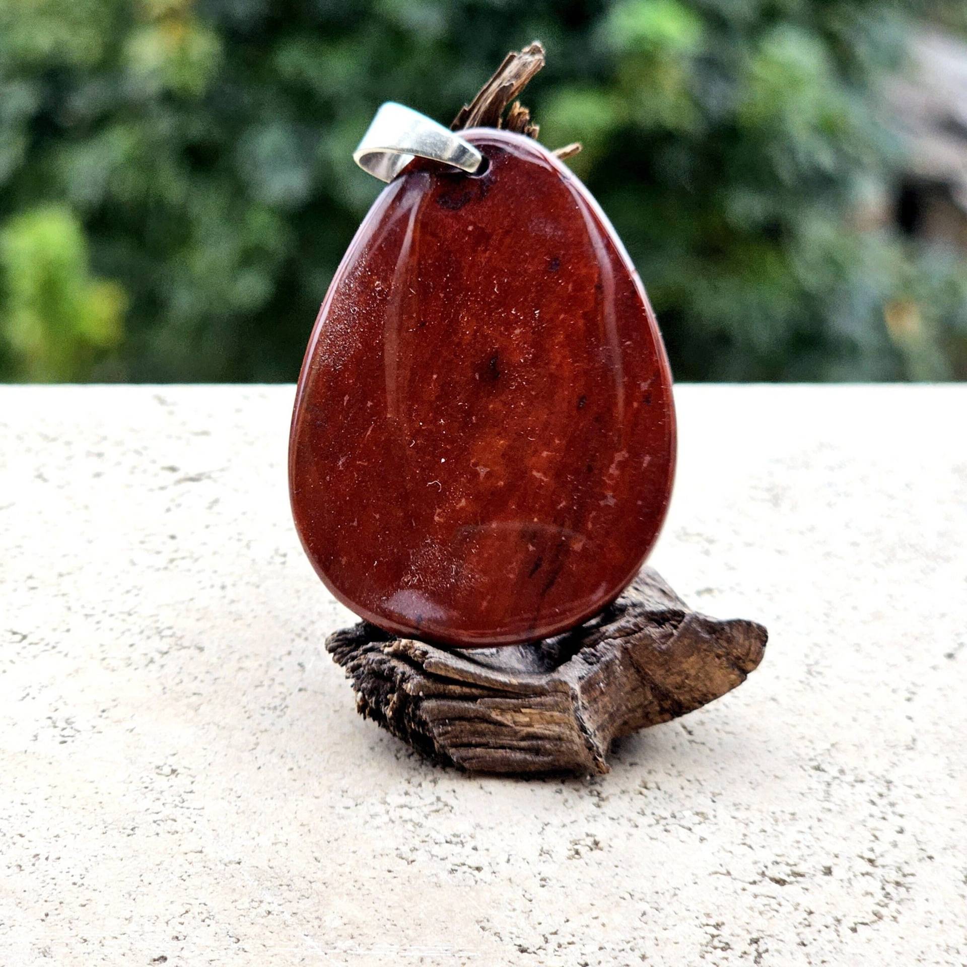 Ovaler Dunkelroter Achat Anhänger Mit Edelstahl Karabiner Verschluss von MissCitizenJewelry