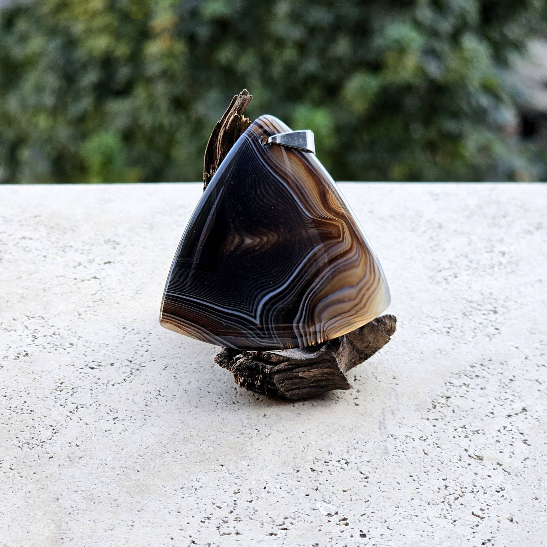 Schwarz - Grau Beige Weiß Gestreifter Achat Dreieck Anhänger Mit Edelstahl Verschluss von MissCitizenJewelry