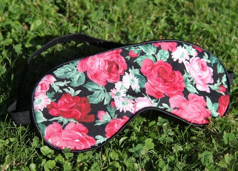 Schlafmaske Rot-Schwarze Blumen von MissDarcyDE