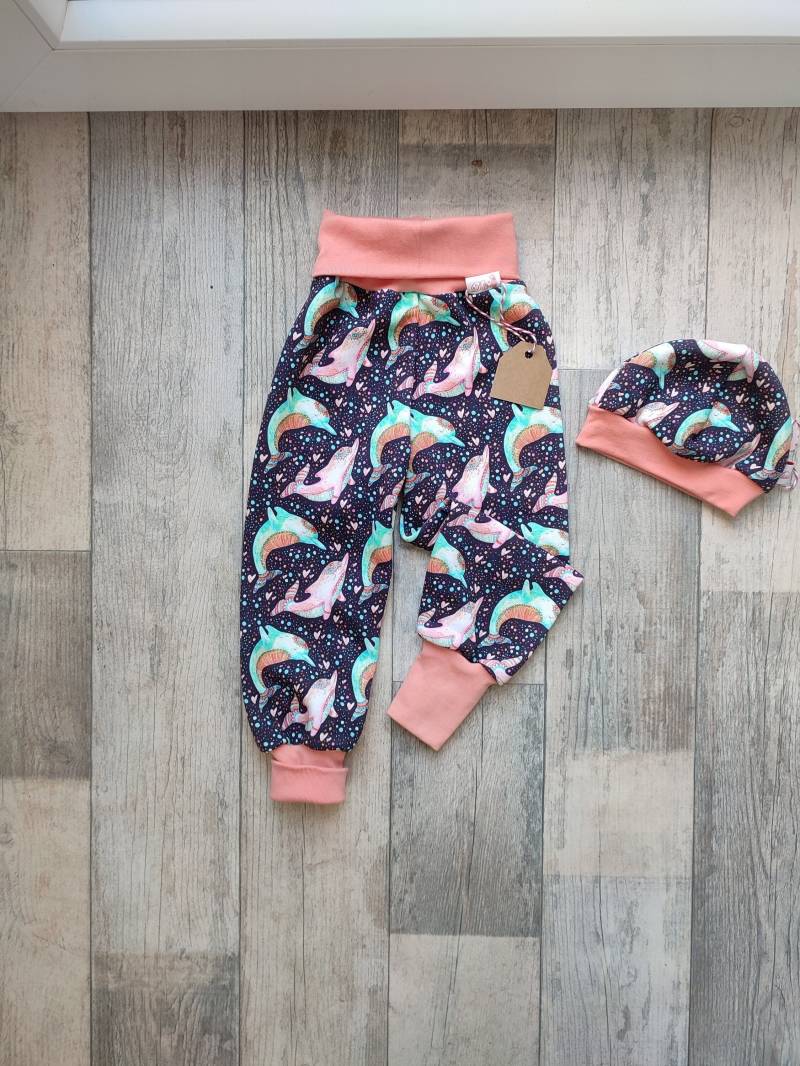 Sweat Pumphose Delfine Beanie Mütze Koalle-Blau 86/92 von MissDarcyDE