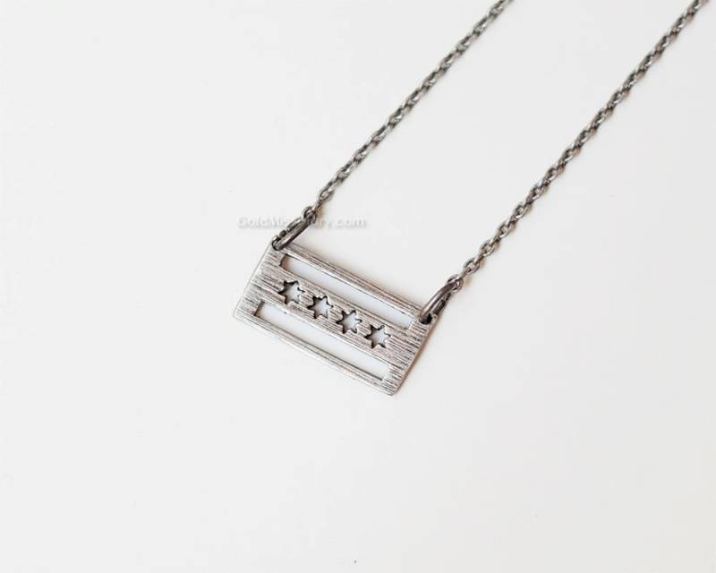 Chicago Flagge Halskette in Antikem Silber, Halskette, Zierliche Souvenir, Liebe, Erinnern Chicago Flagge Halskette in Antikem Silber, Halskette, Zierliche Souvenir, Liebe, Erinnern von MissDiary