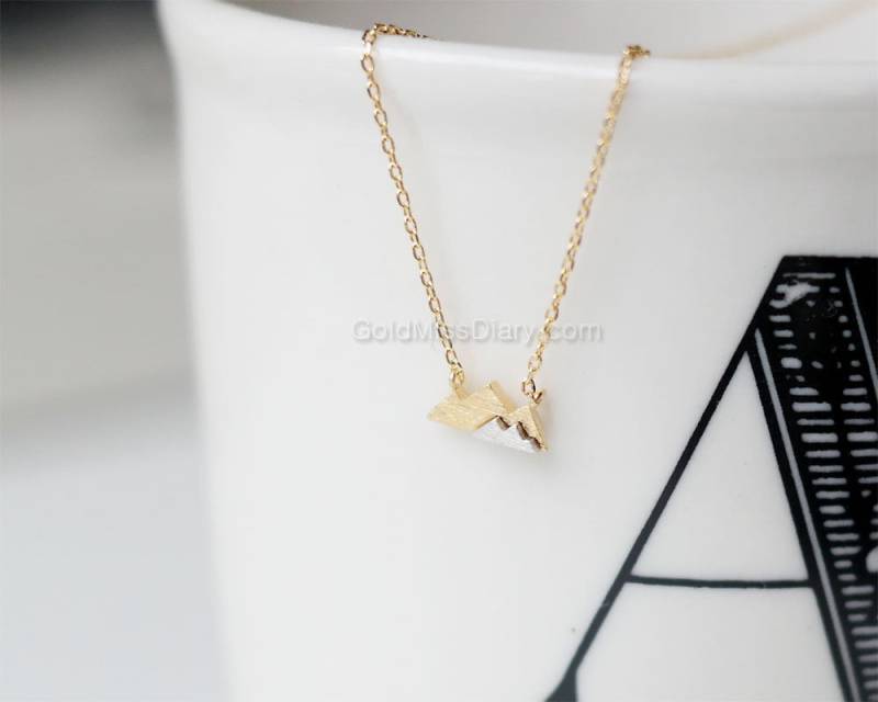 Gold Bergkette, Zierliche Zweifarbige Berganhänger, Naturschmuck, Geschenkideen Gold Bergkette, Zierliche Zweifarbige Berganhänger, Naturschmuck, Geschenkideen von MissDiary