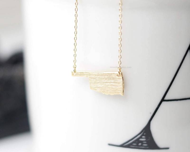 Oklahoma State Halskette in Gold, Ok Zustand Goldhalskette, Pride, Souvenir, Souvenir Bar Oklahoma State Halskette in Gold, Ok Zustand Goldhalskette, Pride, Souvenir, Souvenir Bar von MissDiary