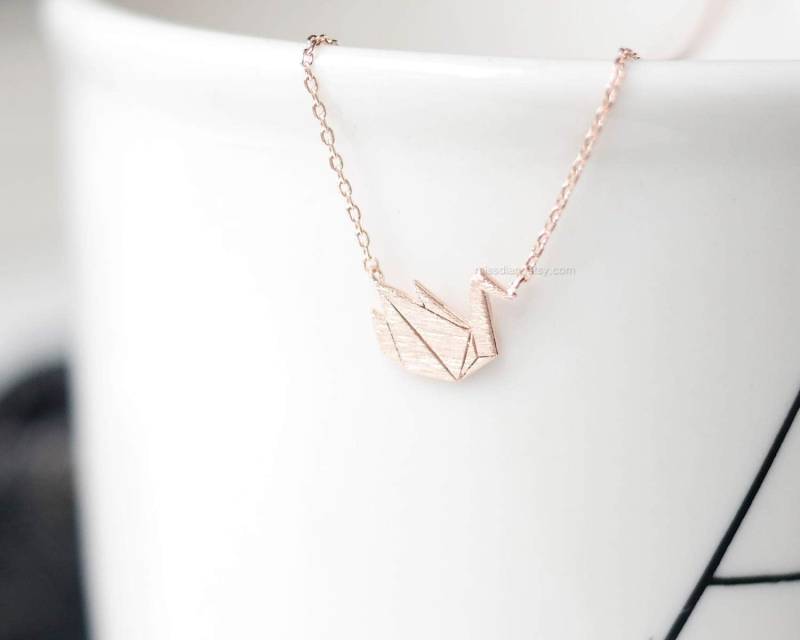 Rose Gold Origami Schwan Halskette , Kranich Halskette, Halsketten Für Frauen, Geschenkideen/Hochzeitsgeschenke Brautjungfer Rose Gold Origami Schwan Halskette , Kranich Halskette, Halsketten Für Frauen, Geschenkideen/Hochzeitsgeschenke Brautjungfer von MissDiary