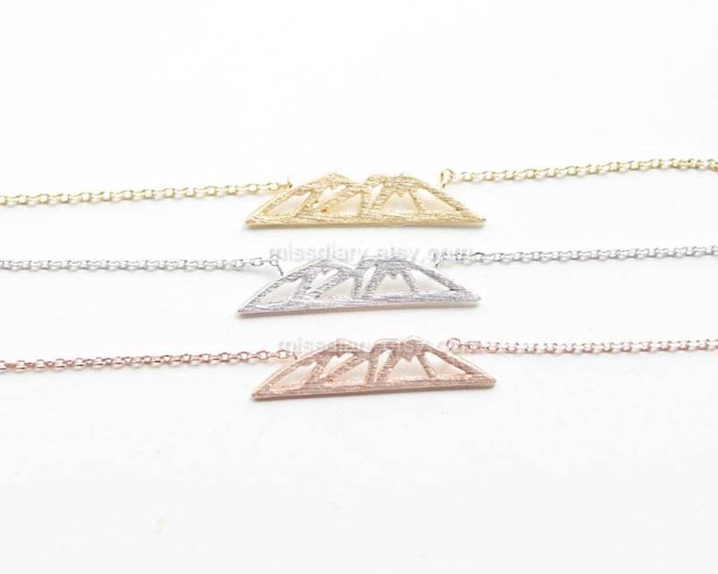 Zierliche Berg Halskette, Anhänger Umriss Charme, Natur Schmuck, Geschenkideen Zierliche Berg Halskette, Anhänger Umriss Charme, Natur Schmuck, Geschenkideen von MissDiary
