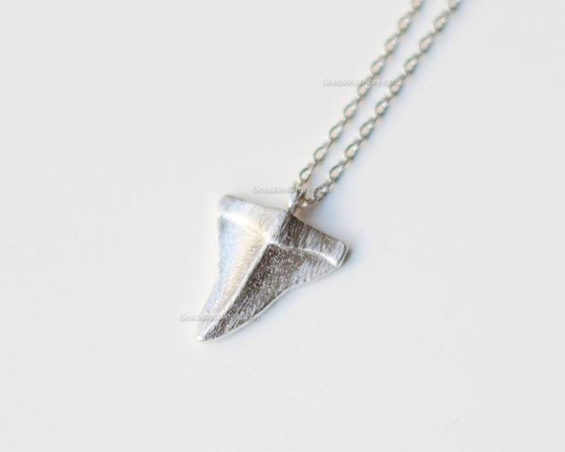 Zierliche Silber Haifisch Zahn Halskette, An Kette, Zarte Dünne Zierliche Halskette Zierliche Silber Haifisch Zahn Halskette, An Kette, Zarte Dünne Zierliche Halskette von MissDiary