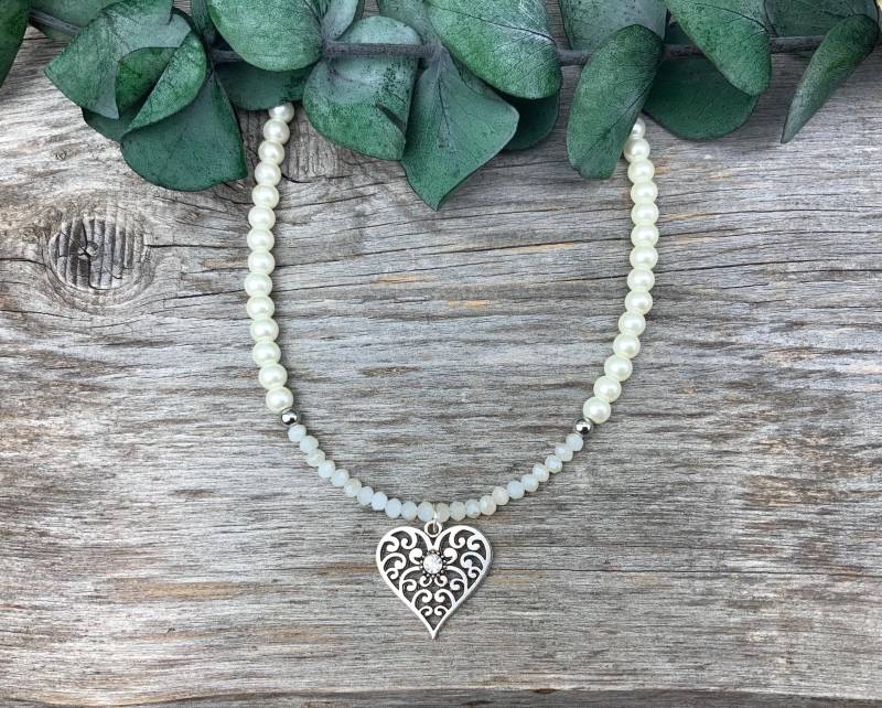 Cremefarbene Perlenkette Mit Herz Fürs Dirndl I Glaswachsperlen Trachtenschmuck Trachtenkette Oktoberfest Handgemacht Dirndlschmuck Cremefarbene Perlenkette Mit Herz Fürs Dirndl I Glaswachsperlen Trachtenschmuck Trachtenkette Oktoberfest Handgemacht Dirndlschmuck von MissEdelweiss