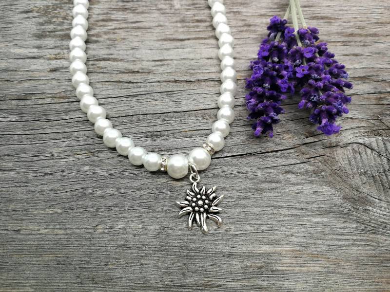 Weiße Perlenkette Mit Edelweiß Fürs Dirndl I Glaswachsperlen Trachtenschmuck Trachtenkette Oktoberfest Handgemacht Dirndlschmuck Wiesn von MissEdelweiss