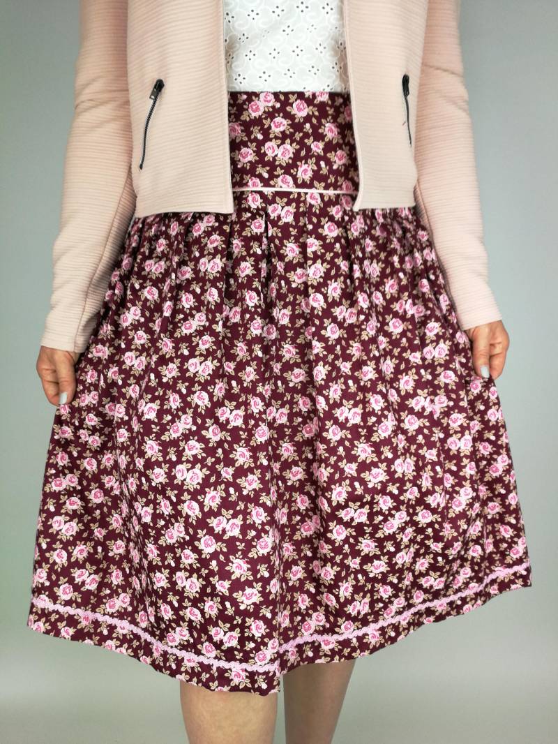 Damen Trachtenrock Mit Rosenmuster I Handgemachter Damenrock Beere Bequemen Bund Oktoberfest Outfit Gr. 40 Volksfest & Wiesn von MissEdelweiss