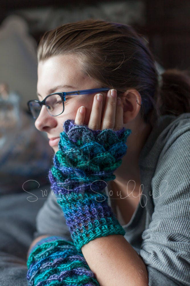 Erwachsene/Teen Dragon Scale Bun Mütze Und Fingerlose Handschuhe Set von MissEmsCloset