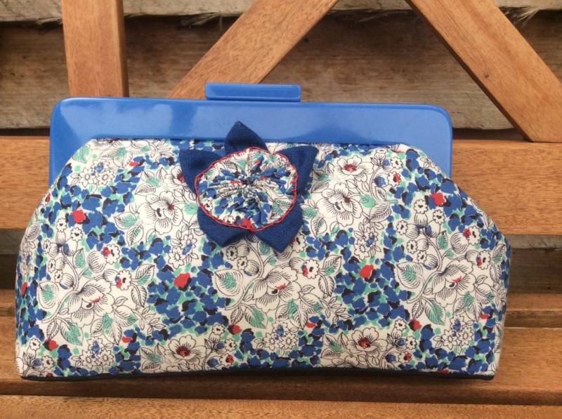 Blaue Florale Clutch Geldbörse Mit Blauem Harz Griff, Innentasche Und Hand. Aus Baumrindenstoff Blumendekoration von MissFunBags