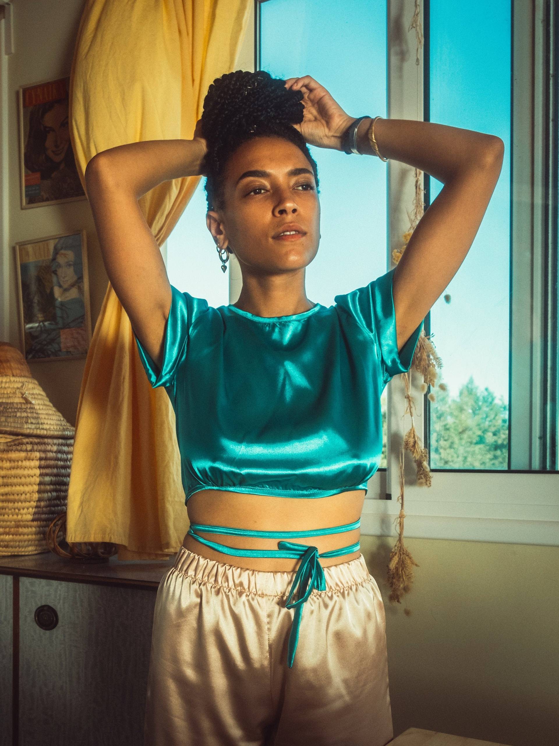 Satin Crop Top Wrap | Seidige T-Shirt Bluse Festival Sea Green Vorne Zum Binden Gerollte Kurze Ärmel Rave Tragen Rundhalsausschnitt von MissFunkyNatty