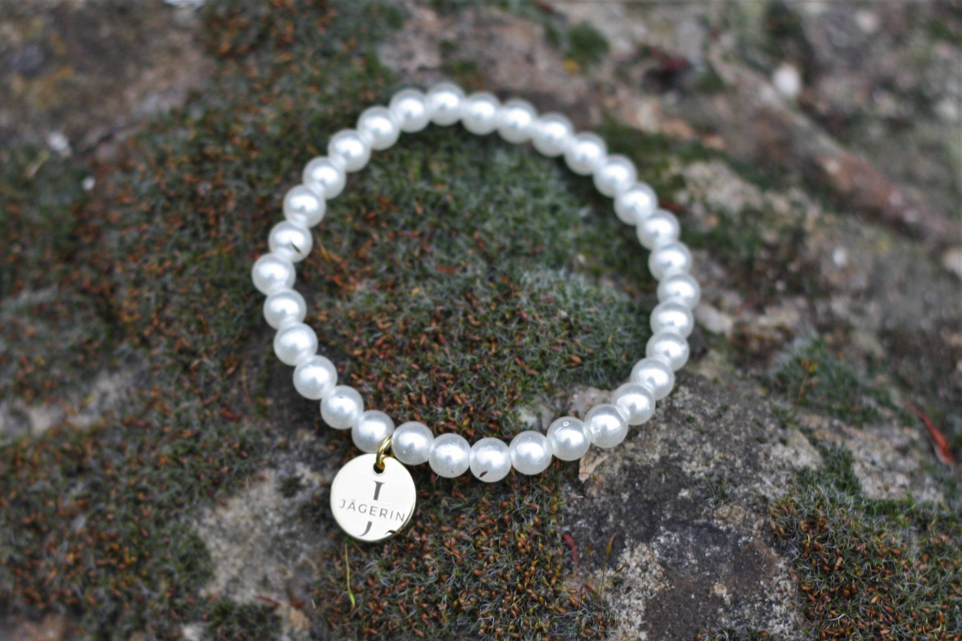 Perlenarmband Mit Gravurplättchen Gold von MissHuntressJewelry