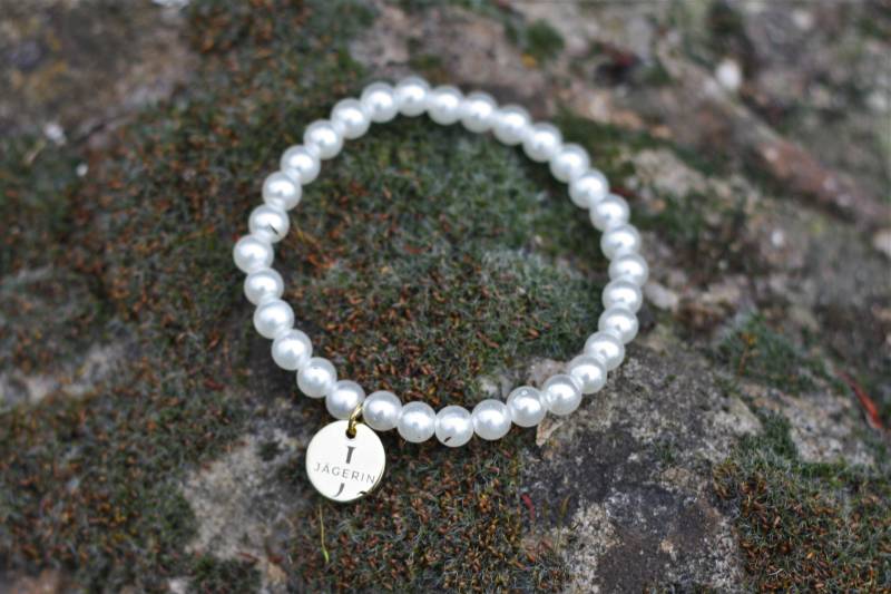 Perlenarmband Mit Gravurplättchen Gold von MissHuntressJewelry