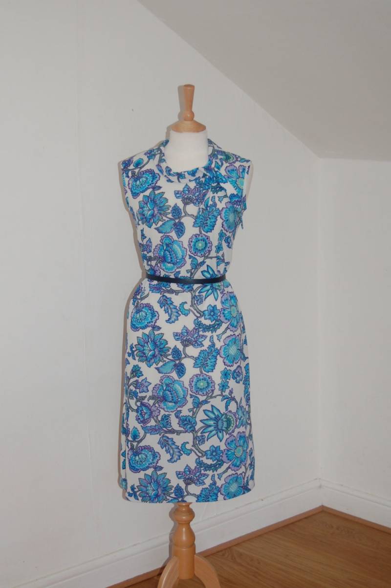 50Er Oder 60Er Jahre Etuikleid in Weiß, Blau Und Violett Mit Blumenmuster Krawatte Am Hals von MissKingsleyVintage