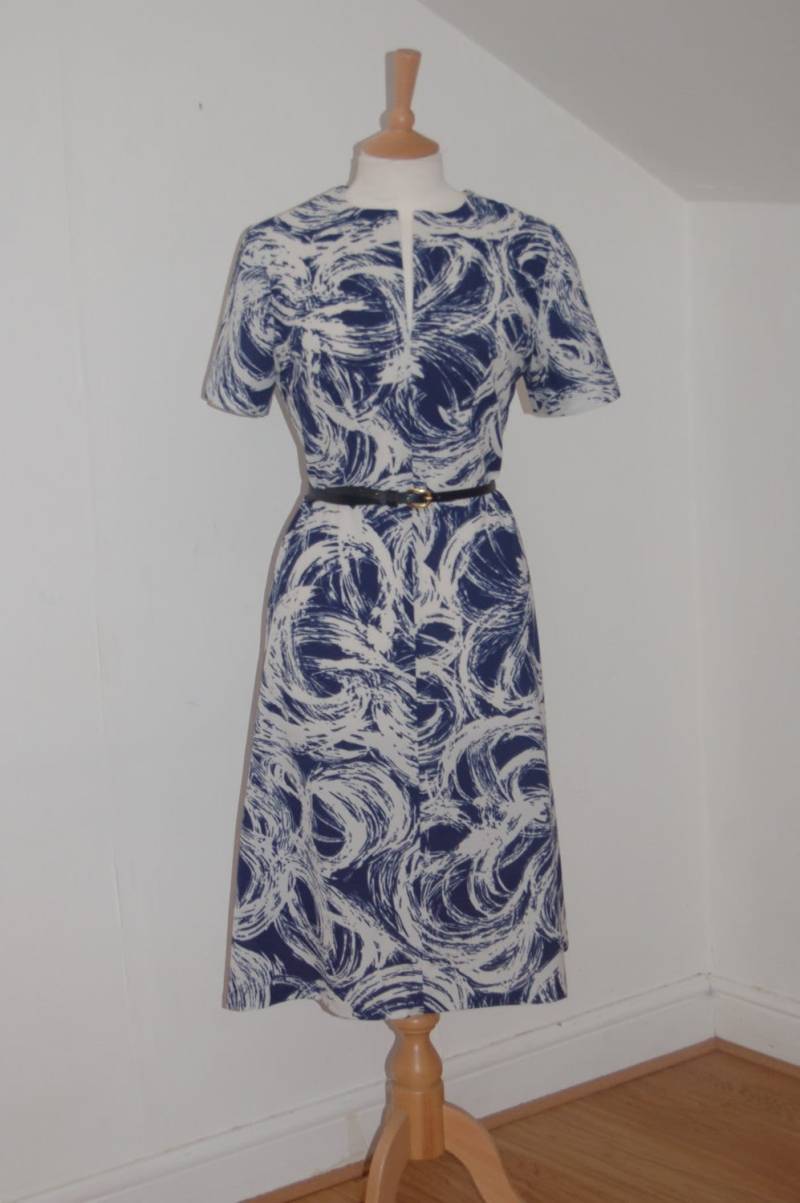 1960Er Etuikleid Mit Dunkelblau-Weißem Wirbelmuster, Kurzen Ärmeln Und Geschlitztem Ausschnitt von MissKingsleyVintage