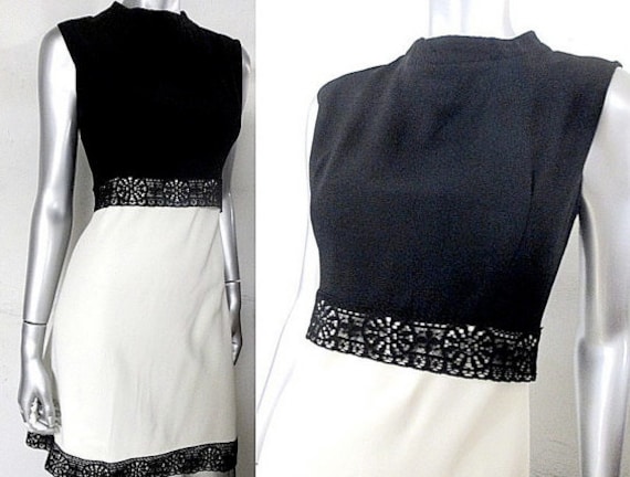 60Er Jahre Vintage Etuikleid in Schwarz Und Creme Mit Hohem Ausschnitt Schwarzer Spitzenborte von MissKingsleyVintage