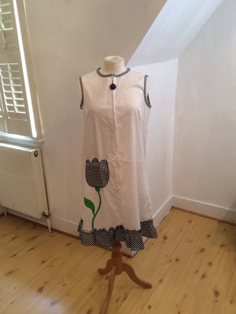 Vintage 1960S Leichtes Etuikleid in Weiß Mit Tulpentasche Und Vichykaro von MissKingsleyVintage