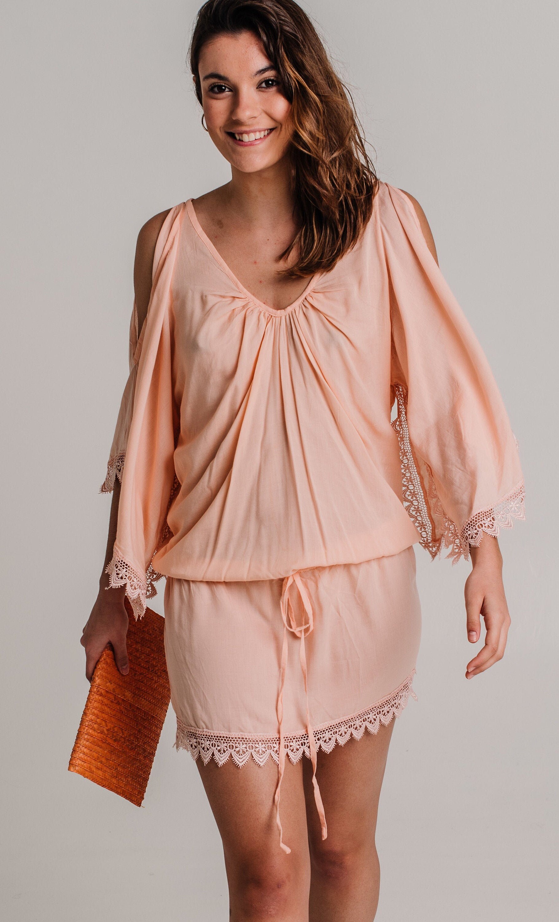 Peach Love Kurzes Sommerkleid Mit Offenen Schulterärmeln, Strand Vertuschen, Geschenke Stil Peach Love Kurzes Sommerkleid Mit Offenen Schulterärmeln, Strand Vertuschen, Geschenke Stil von MissKitschStore