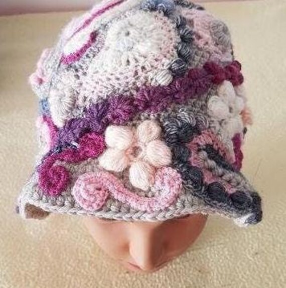 Strickmütze Mit Blumenmuster in Friform Style Perlenstickerei Elemente von MissKokett